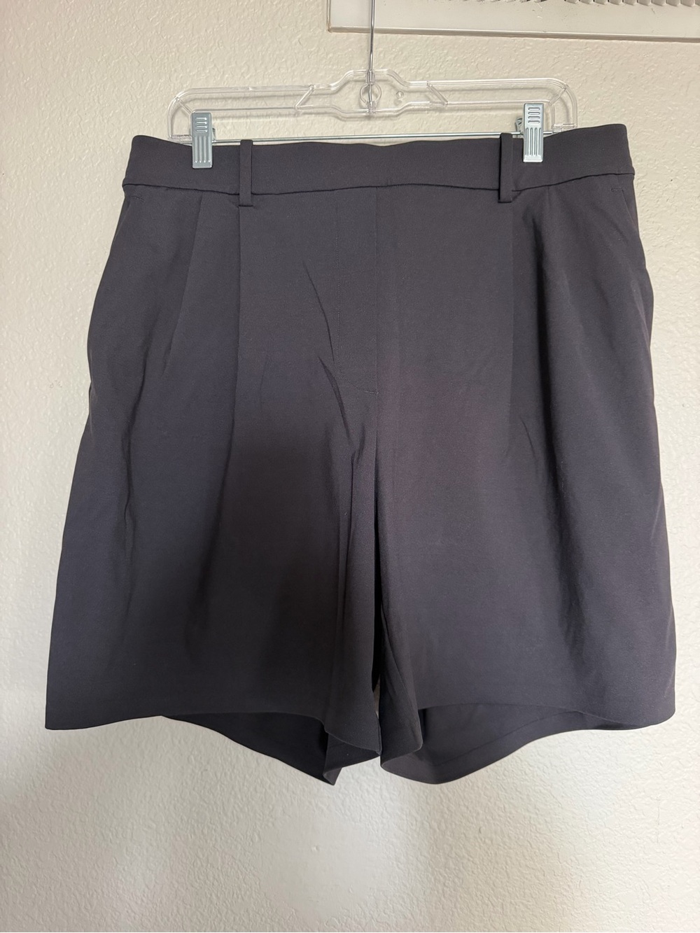 LIKE NEW Lululemon Daydrift Pleated High-Rise Short 7”